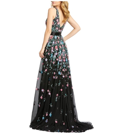 Mac Duggal
3D Sequin Applique Floral V-Neck Sleeveless Gown Size 4 - Picture 2 of 2